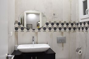 Alpinia Deluxe Apt Must