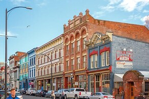 Central Victoria B Apartment