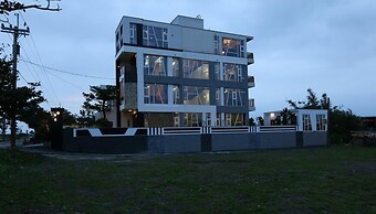 Li Chu Art Paternity B&B