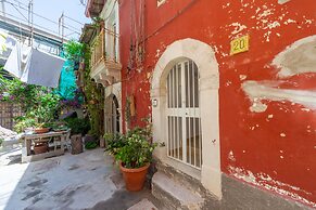 Ortigia Colourful Apartment