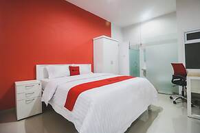 RedDoorz Plus near Living Plaza Jababeka
