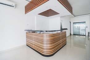 RedDoorz Plus near Living Plaza Jababeka