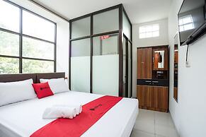 RedDoorz near Eka Hospital BSD City