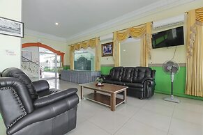 RedDoorz Plus near Alun Alun Kejaksan Cirebon