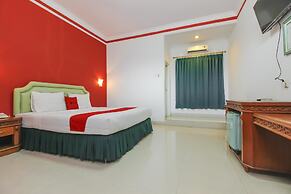 RedDoorz Plus near Alun Alun Kejaksan Cirebon