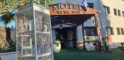Neve Midbar Motel