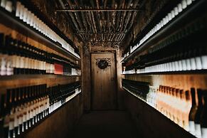 Presulis Hideaway Apartments & Restaurant