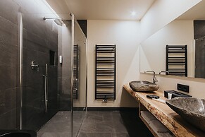 Presulis Hideaway Apartments & Restaurant