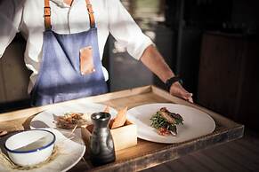 Presulis Hideaway Apartments & Restaurant