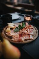 Presulis Hideaway Apartments & Restaurant