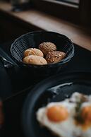 Presulis Hideaway Apartments & Restaurant