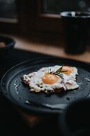 Presulis Hideaway Apartments & Restaurant