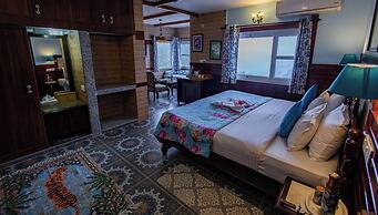 Udechee Huts Hotel