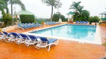 2 Bed Apt with Balcony at Runaway Bay