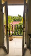 2 Bed Apt with Balcony at Runaway Bay