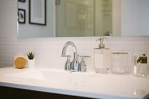 QuickStay - Beautiful Toronto Condo, City Views