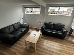 Spacious 2-Storey Home By The Bay: Sleeps 12