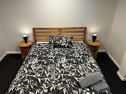 Spacious 2-Storey Home By The Bay: Sleeps 12