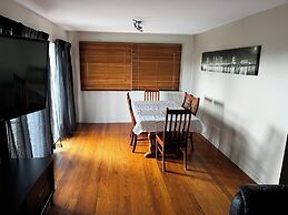 Spacious 2-Storey Home By The Bay: Sleeps 12