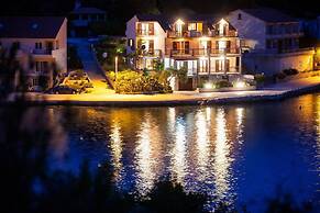 Apartments Malo Lago