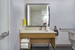 Tru by Hilton Grand Rapids Airport