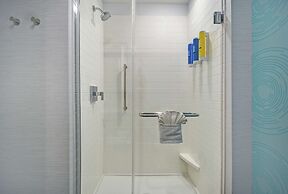 Tru by Hilton Grand Rapids Airport