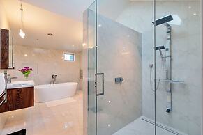 Elegant Sea-View Villa on the Northshore