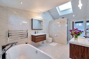 Elegant Sea-View Villa on the Northshore