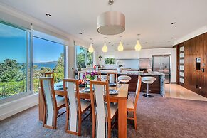 Elegant Sea-View Villa on the Northshore