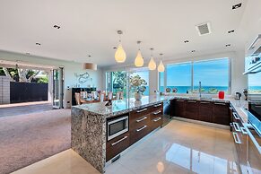 Elegant Sea-View Villa on the Northshore