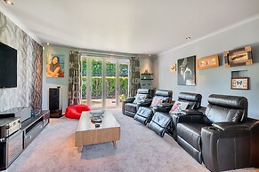 Elegant Sea-View Villa on the Northshore