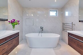 Elegant Sea-View Villa on the Northshore