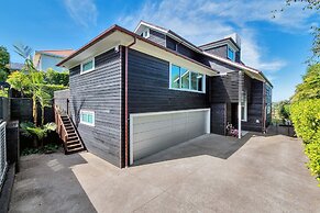 Elegant Sea-View Villa on the Northshore