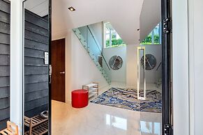 Elegant Sea-View Villa on the Northshore