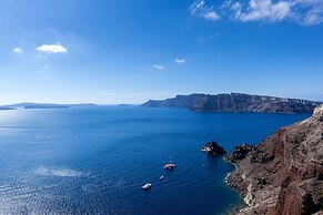 Big Blue Villa by Caldera Houses