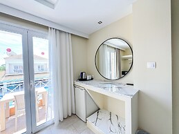 Kavos Plaza Hotel