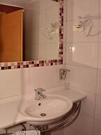Kavos Plaza Hotel
