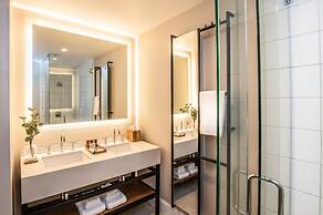 Hotel E