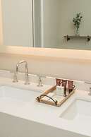 Hotel E