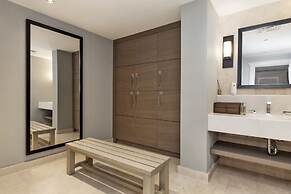 Les Ambassadeurs Hotel & Casino