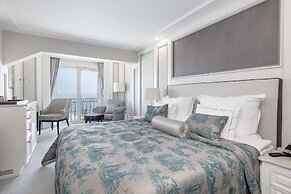 Les Ambassadeurs Hotel & Casino