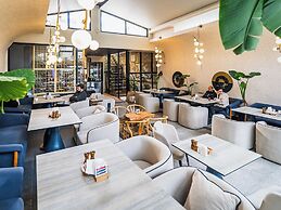 Avenue Hotel