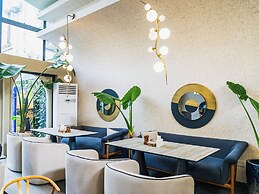 Avenue Hotel