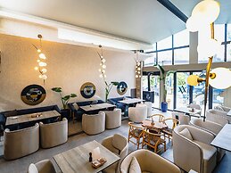 Avenue Hotel