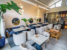 Avenue Hotel