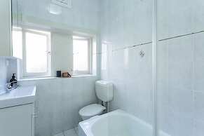 Bright Beachside Curlewis Apartment