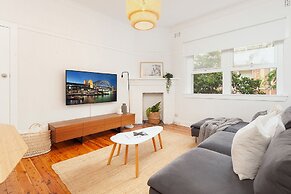 Bright Beachside Curlewis Apartment