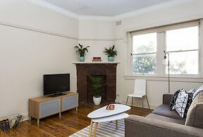 Bright Beachside Curlewis Apartment