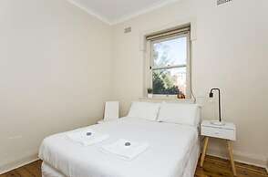 Bright Beachside Curlewis Apartment