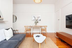 Bright Beachside Curlewis Apartment